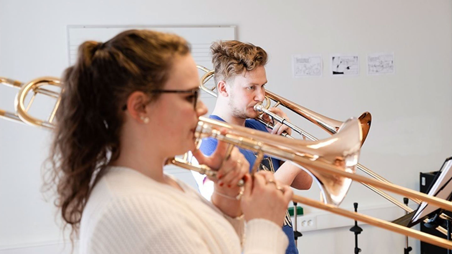To studentar speler på trombone