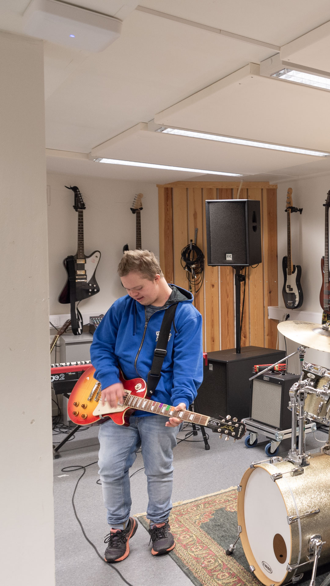 Ein student frå Musikk, bu og fritid-linja speler gitar i øvingslokalet